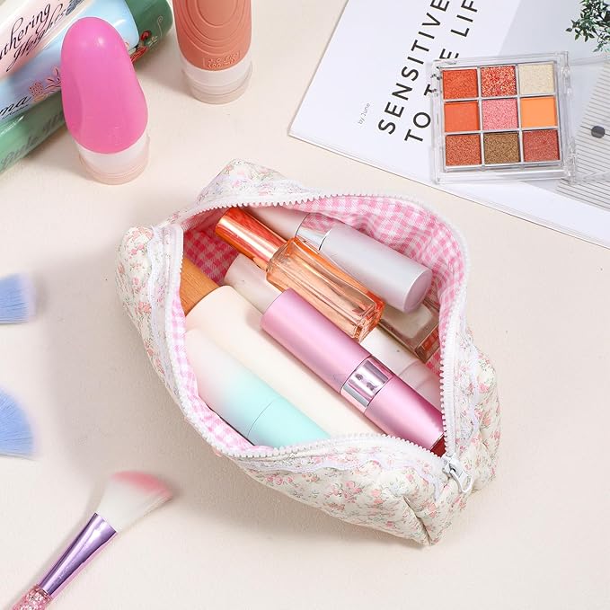GEEHUA Quilted Makeup Bag, Floral Large Cute Cosmetic Pouch, Coquette Aesthetic Pink Makeup Pouch Cotton Puffy Travel Toiletry Storage Bag Portable Zipper Organizer (Light Pink)
