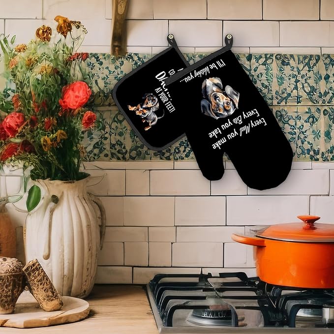 Dachshund Gifts Dog Oven Mitts and Pot Holders Sets, Weiner Dog Gifts Kitchen Accessories Sets, Complete Without a Dachshund Dog Black Heat Resistant Oven Glove Potholder for Kitchen Baking
