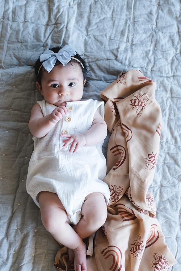 Leyl&Ari Muslin Baby Swaddle Blanket 100% Organic Cotton Receiving Wrap (Rainbow & Bee)
