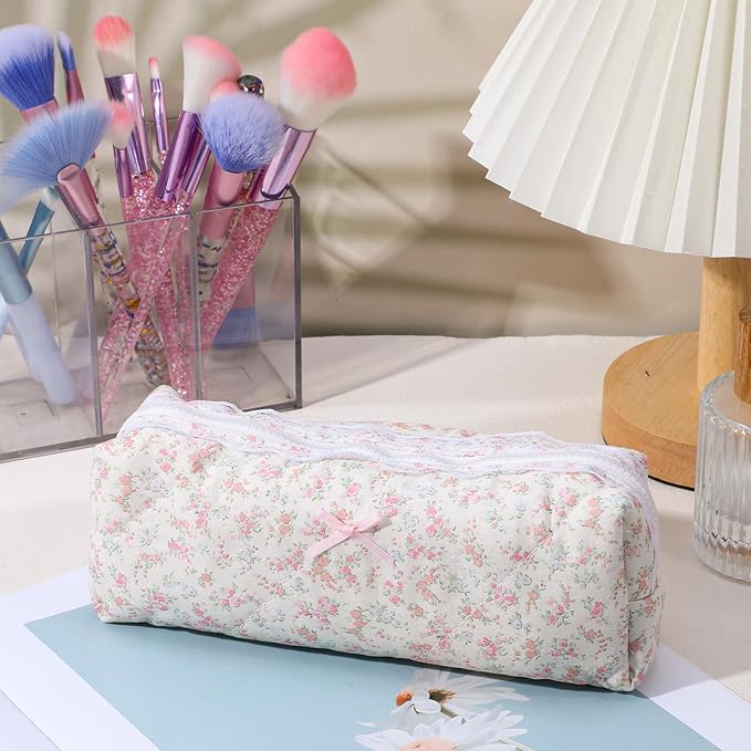 GEEHUA Quilted Makeup Bag, Floral Large Cute Cosmetic Pouch, Coquette Aesthetic Pink Makeup Pouch Cotton Puffy Travel Toiletry Storage Bag Portable Zipper Organizer (Light Pink)