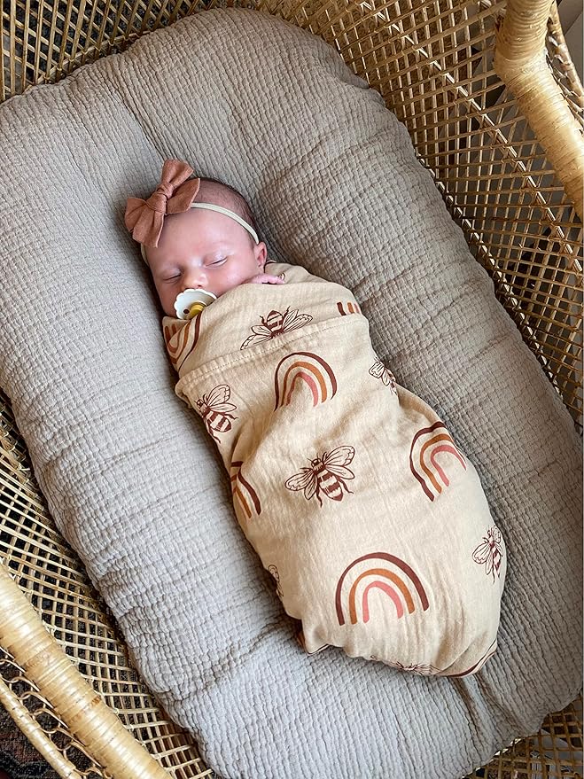 Leyl&Ari Muslin Baby Swaddle Blanket 100% Organic Cotton Receiving Wrap (Rainbow & Bee)