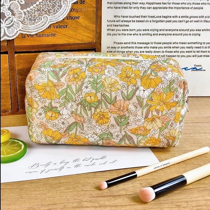 STARDW Cute Quilted Floral Makeup Bag for Women, Large Capacity Travel Toiletry Bag with Zipper and Canvas Lining
